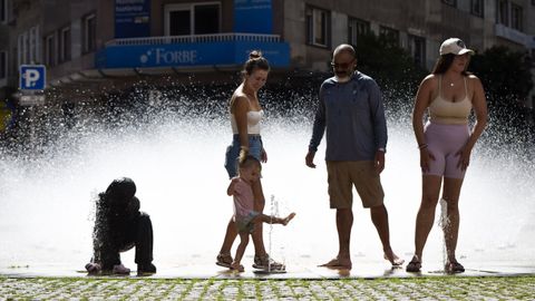Personas refresc�ndose en la Fuente de los Ni�os de Pontevedra