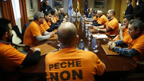 La ministra de Industria, Reyes Maroto, con el comit� de empresa de Alcoa en A Coru�a el pasado febrero en Galicia