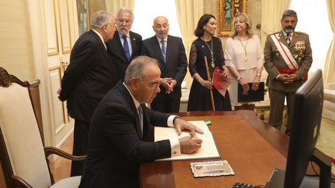 El alcalde de Santiago, Xosé Sánchez Bugallo, durante un momento de la recepción en el pazo de Raxoi.