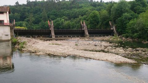 Presa de Valduno, r�o Nal�n