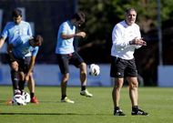 Paco Herrera pens� en un primer momento en incorporar a otro mediocentro.