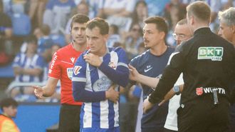 Casad�, rodeado por auxiliares del Deportivo cuando se retir� del terreno de juego