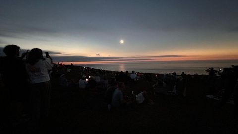As� se vivi� desde el cabo de Santo Hadri�n el momento culmen del eclipse, con la luna cubriendo por completo el Sol. 