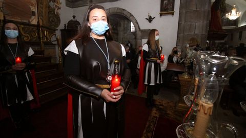 La Irmandade do Cristo da Misericordia sac en procesin las imgenes del Ecce Homo y las vrgenes de la Amargura y la Soledad tras la celebracin de la misa.