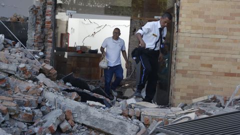 Destrozos en un edificio de Cali tras el terremoto