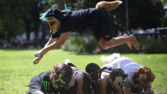 Una persona salta sobre otras en una reuni�n de adolescentes que se identifican como �therians�.