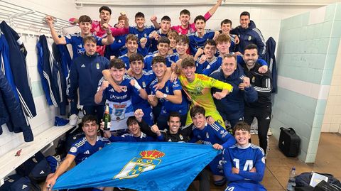 La plantilla del juvenil B del Real Oviedo celebra el t�tulo de Liga Nacional