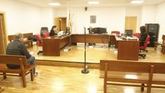 El acusado no acudi a la sesin del juicio este lunes. S estuvo el dueo de la explotacin (a la izquierda, sentado en el banco), que ratific el relato de su denuncia