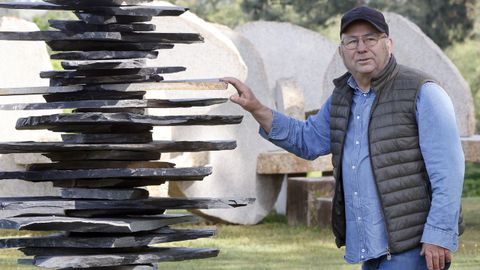O escultor Manolo Paz, na s�a Fundaci�n en Cambados
