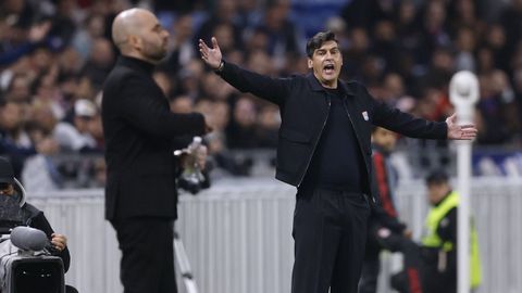 El entrenador del Lyon, Paulo Fonseca, en presencia del c�ltico Claudio Gir�ldez, durante el partido de este jueves.