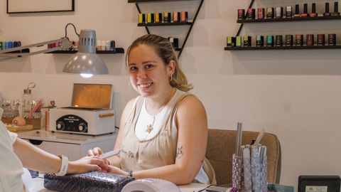Yaiza Álvarez en su estudio Insieme Nails en el barrio de A Ponte.