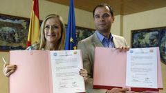 Cifuentes y el portavoz de Ciudadanos en la Asamblea de Madrid, Ignacio Aguado, cuando sellaron el pacto de legislatura