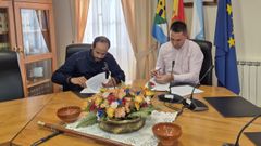 El alcalde de Trabada, Rubn Garca, a la derecha, firmando el contrato de alquiler social con el nuevo inquilino