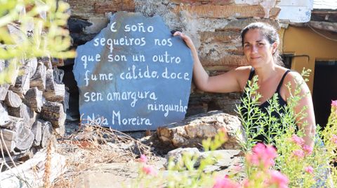 Marisa Freire, con un poema de Noa Moreira escrito en una losa, en Parada de Montes