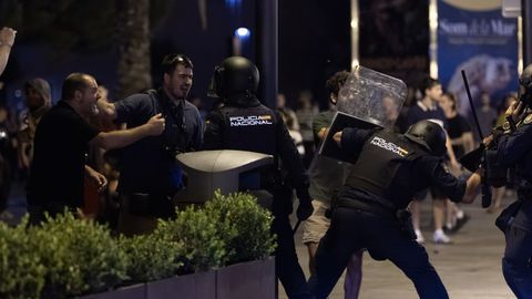Cargas policiales durante una manifestaci�n contra la saturaci�n tur�stica, en Palma de Mallorca.