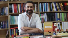 Alberto Mancebo es conocido por ser una de las caras de los informativos de la TVG, cadena con la que realiz� coberturas por toda Europa, Canad�, Brasil o Panam�, adem�s de ser corresponsal durante los �ltimos 5 a�os en Portugal. All� fue donde escribi� su primera novela, �O que me quedaba por dicir�, que tuvo el orgullo de presentar en la librer�a de su barrio, Couceiro.