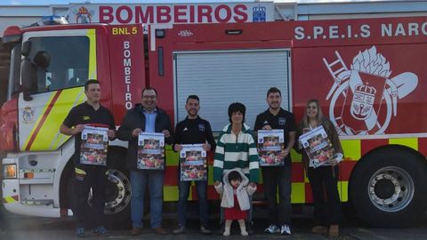 Los bomberos de Nar�n con los calendarios y la ni�a Julieta