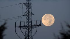 La luna se esconde en el horizonte en Oviedo