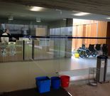 El personal ha colocado cubos en varios puntos del centro. 