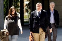 Rafael Bautista (derecha) con una hija y su abogado tras declarar en el juzgado el 31 de mayo.