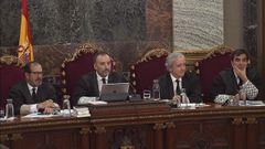 El presidente del tribunal Manuel Marchena (segundo por la izquierda) suspendi� unos minutos la sesi�n  de este mi�rcoles porque Paco, un auxiliar del Supremo, necesitaba asistencia y pidi� al m�dico forense que lo atendiese. �Paco es una pieza indispensable en el desarrollo de la infraestructura de esta vista y se ha sentido indispuesto�, pero �ya est� bien�, dijo despu�s el juez al reanudar las comparecencias 