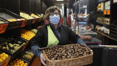 Una fruter�a de Ourense, con casta�a llegada de montes de El Bierzo