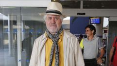 Almod�var llegando a Alvedro para rodar en Galicia