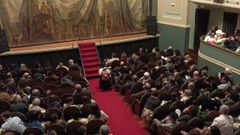 Imagen de la mujer en el pasillo junto a las escaleras del Principal, que estaba lleno para ver �Os dous de sempre�