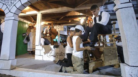 La vieja estampa de los limpiabotas, en uno de los carros del foli�n