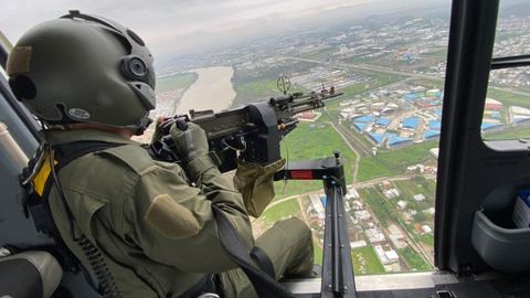 Imagen de las Fuerzas Armadas de Ecuador de militares sobrevolando una crcel.