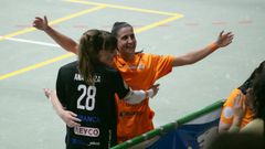 Lara, abrazada por Ana Eliza e Irene tras un gol al Vilalba en la Copa Galicia.