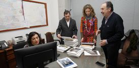 El jurado del concurso de fotograf�as de Milladoiro, que se exponen en la Casa da Cultura de la localidad.