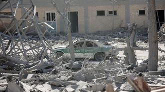 Un coche de polic�a destruido permanece entre los escombros tras un ataque a una comisar�a�en Teher�n, Ir�n.