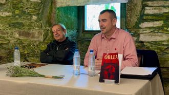 <span lang= gl >O autor de �Oblea�, � dereita, xunto co director do Museo Etnogr�fico Monte Caxado, na presentaci�n no mosteiro de Caaveiro</span>