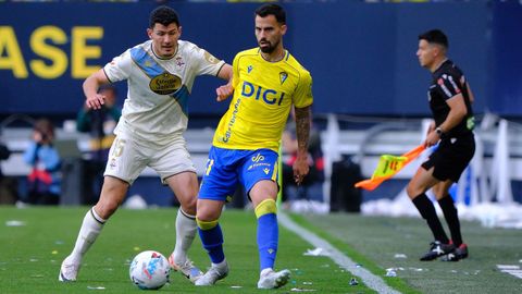 Miguel Loureiro presionando a Suso durante la primera parte del encuentro entre el C&aacute;diz y el D&eacute;por