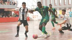 Renatinho, durante un partido contra el Deportivo Laviana.