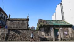 A finca en venda incle o hrreo e unha pequena casa.
