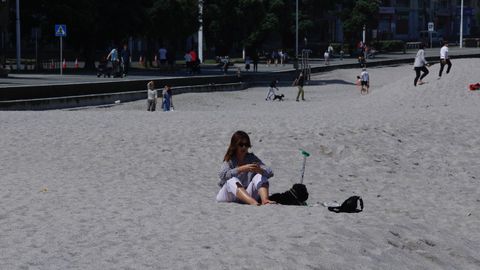 Disfrutando del sol en el paseo mar�timo y en las playas en A Coru�a