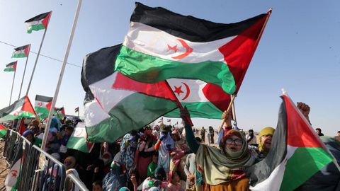 Una marcha de refugiados saharauis en Tinduf.