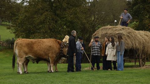 La reina Letizia, la princesa de Asturias y la infanta Sof�a conversan con los habitantes de Valdesoto, en el concejo de Siero, este s�bado, donde la heredera de la Corona entregar� el Premio al Pueblo Ejemplar con el que fue reconocida esta parroquia tras presentar su candidatura durante 21 ediciones