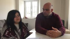 Indeborg y Gustavo, en el sal�n de la vivienda en Sante que les cedi� el Concello de Trabada