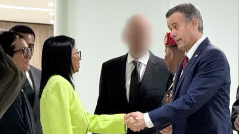 Fotograf�a cedida por la Agencia Central de Inteligencia (CIA) de Estados Unidos donde aparece su director, John Ratcliffe, saludando a la presidenta encargada de Venezuela, Delcy Rodr�guez, durante un encuentro realizado este jueves, en Caracas (Venezuela)