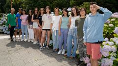 Las profesoras Mar�a Jos� Pardo (a la izquierda, de verde) y Elvira Castro (quinta por la derecha) posan con una representaci�n de los alumnos que hicieron