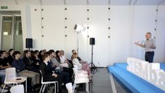 �ngel Carracedo se dirige a los j�venes participantes en el evento