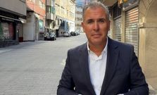 Rafa Dom�nguez, en la calle Jos� Casal de Pontevedra, una de las que en su opini�n padecen �exceso de granito�