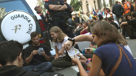 Un grupo de jvenes, concentrados ante la consellera de Exteriores