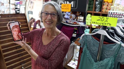 Carmela Lpez Domnguez muestra la foto de su madre, Oliva, el alma mter del negocio.