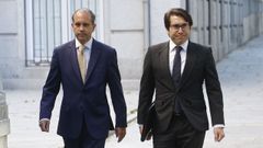 Carlos Neira, a la derecha, letrado de Alberto Gonzlez Amador, este martes a su llegada al Tribunal Supremo, en Madrid.