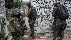 Cerca de 450 militares de las Fuerzas ARmadas realizan un operativo contra el narcotr�fico en la favela de Jacarezinho, en Rio de Janeiro