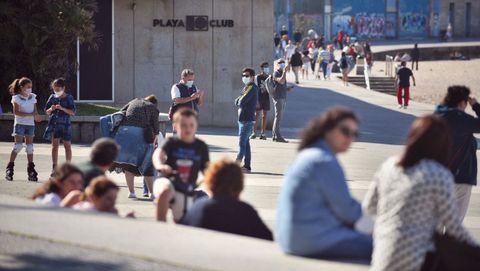El paseo mar�timo de A Coru�a, a la altura del Playa Club, esta tarde